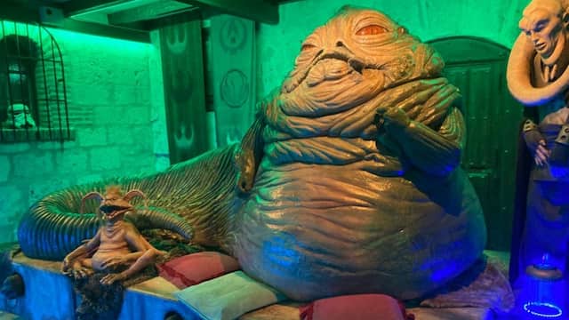 Jabba el Hutt en su trono de El Puerto Espacial - Destino Castilla y León
