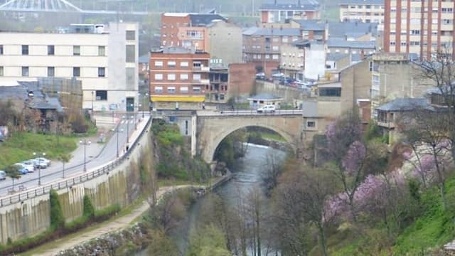 Puente sobre el rio Sil a su paso por Ponferrada - Destino Castilla y León