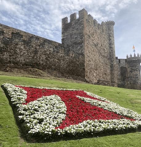 Tau a la entrada del Castillo de Ponferrada - Destino Castilla y León