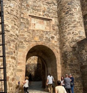 Una de las puertas de acceso al castillo con la inscripción de los Reyes Católicos - Destino Castilla y León