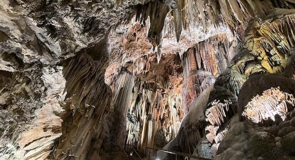 Visita a las Cuevas de Valporquero - Destino Castilla y León