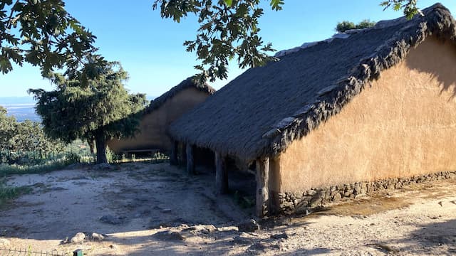 Casas reconstruidas del castro vettón de El Raso - Destino Castilla y León