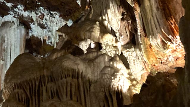 Formaciones dentro de la cueva - Destino Castilla y León