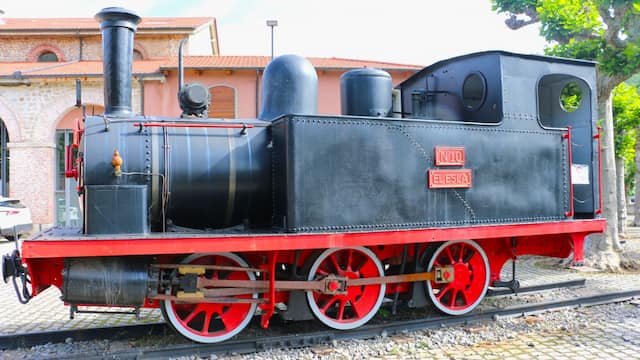 Locomotora a vapor de la red de vía estrecha en el Museo de la Siderurgia de Saber - Destino Castilla y León
