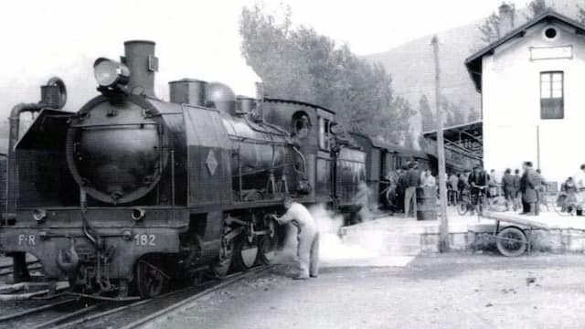 Una imagen antigua de la Estación de Boñar del Ferrocarril Hullero de La Robla a Bilbao de vía estrecha