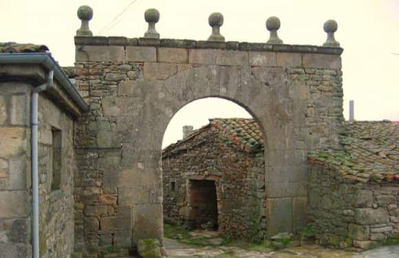 Arco del Palacio de los Bolos - Imagen de Formariz de Sayago