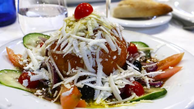 Ensalada de tomate y queso local - Imagen de La mesa del Conde