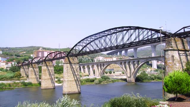 Puentes sobre el Douro en Peso da Régua - Imagen de Destino y Sabor