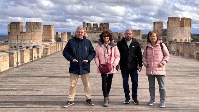 Equipo de viajeros en Peñafiel - Destino Castilla y León