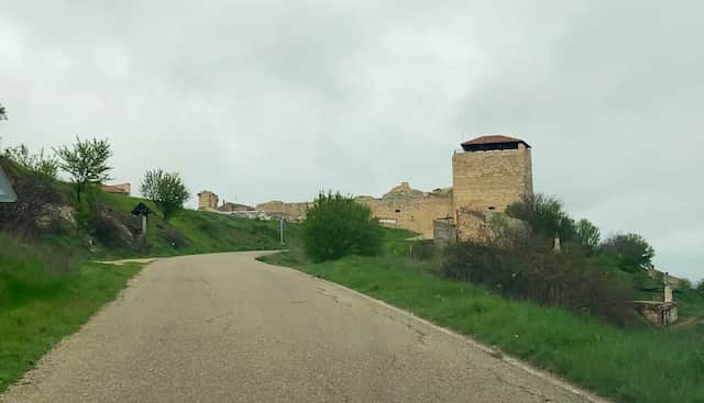 Haza y su castillo desde la carretera de acceso - Destino Castilla y León