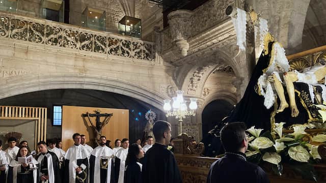 Hermandades en el Vía Crucis dentro de Santa María de Mediavilla - Destino Castilla y León