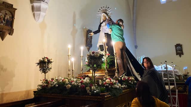 Preparando a la Virgen de la Soledad para procesionar - Destino Castilla y León