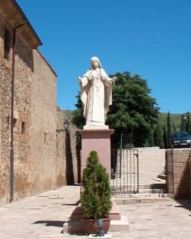 Escultura de Sor María de Jesús en el exterior del Convento - Destino Castilla y León
