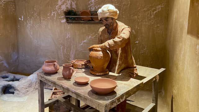 Modelo de un alfarero moro al lado del horno árabe original hallado en las ruinas