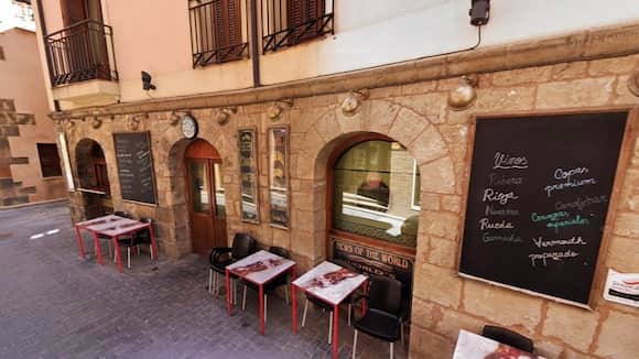 Fachada del Yumay Sport Tavern de Ágreda junto a la plaza mayor - Destino Castilla y León
