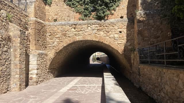 Paso subterráneo bajo el jardín barroco - Destino Castilla y León