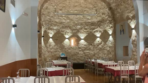 Salón del restaurante La Nueva Sinagoga de Ágreda - Destino Castilla y León