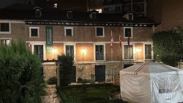 Casa Cervantes de noche - Destino Castilla y León