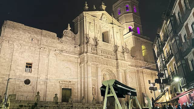 Catedral de Valladolid iluminada - Destino Castilla y León