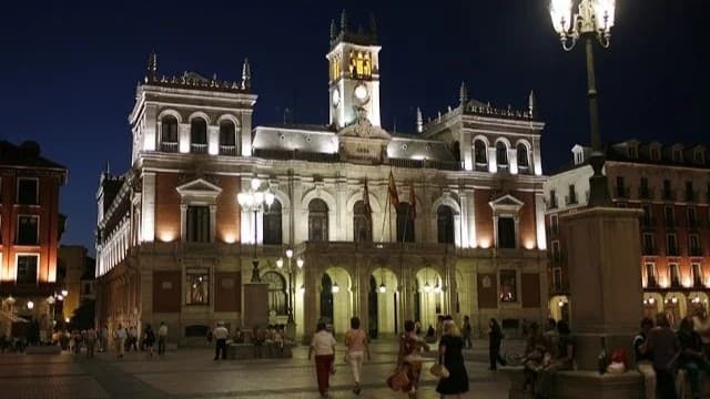 Plaza Mayor de Valladolid de noche - Imagen de la Guía Repsol