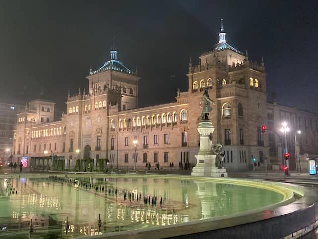 Plaza de Zorrilla de noche - Destino Castilla y León