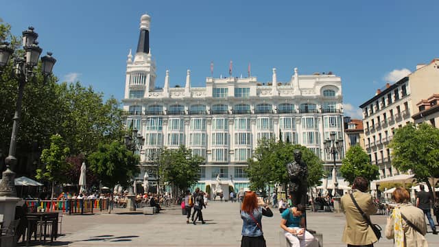 Plaza de Santa Ana de Madrid, icono del barrio de Huertas - Imagen cc Wikipedia