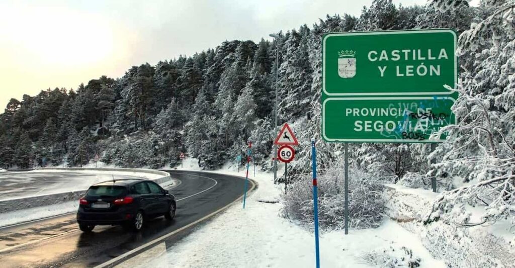 Carretera de Castilla y León nevada - Imagen de LagacetadeSalamanca