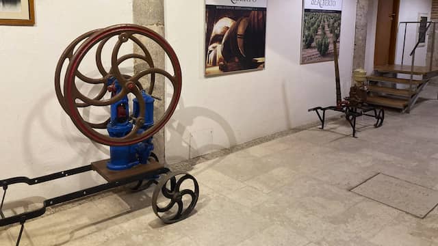 Antigua maquinaria para la industria del vino en Bodegas de Alberto - Destino Castilla y León