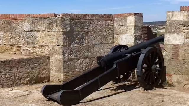 Cañón antiguo en la muralla de Ciudad Rodrigo - Destino Castilla y León