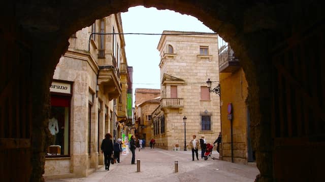 Entrada por la poterna a la ciudad amurallada - Destino Castilla y León