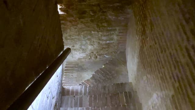 Escalera de bajada a la bodega subterránea - Destino Castilla y León