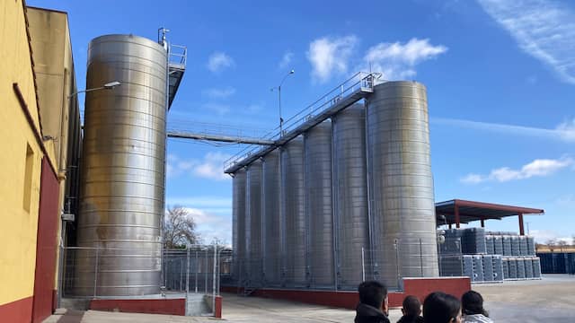Modernos depósitos de elaboración de vinos de Bodegas de Alberto - Destino Castilla y León