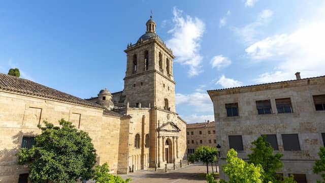 Portada principal de la Catedral de Ciudad Rodrigo con los impactos de bala - Imagen de CatedralCiudadRodrigo.com