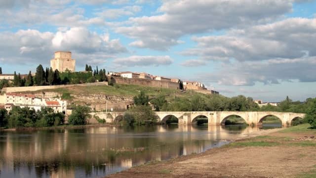 Puente y río Águeda en Ciudad Rodrigo
