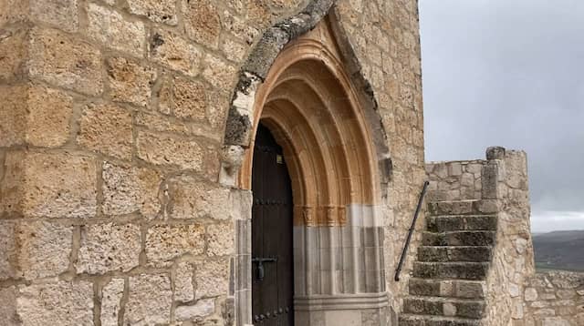 Puerta rematada en estilo gótico de la iglesia de San Miguel de Haza - Destino Castilla y León