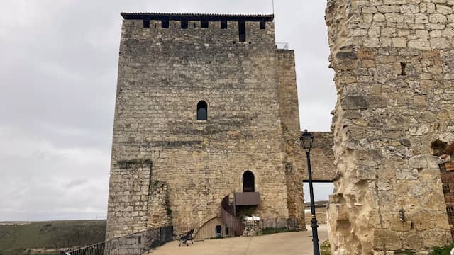 Torre del homenaje del castillo de Haza - Destino Castilla y León
