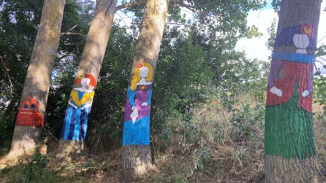 Árboles pintados en el Bosque Encantado de La Tablada - Destino Castilla y León