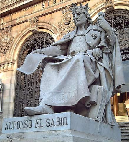Escultura de Alfonso X el Sabio - Destino y Sabor