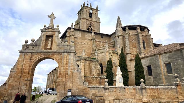 Acceso al recinto de la Colegiata de Santa María - Destino Castilla y León