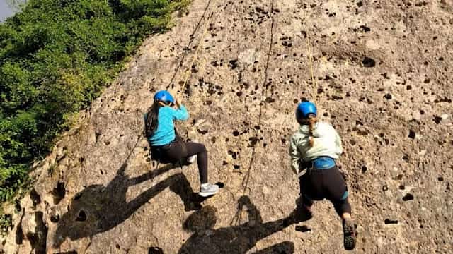 Actividad de escalada en el circuito de multiaventura - Imagen de la organización