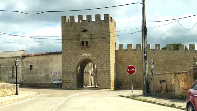 Arco de acceso al recinto amurallado de Sasamón - Destino Castilla y León