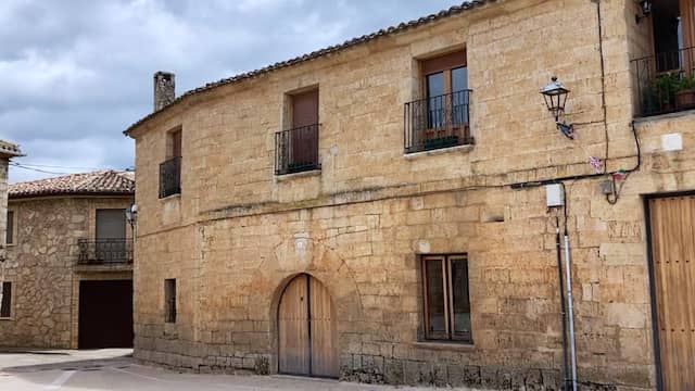 Casas solariegas de piedra típicas de Sasamón - Destino Castilla y León