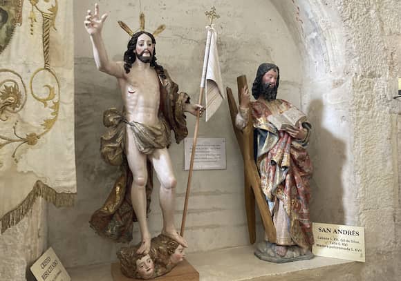 Decoración escultórica de dentro de la Colegiata de Santa María - destino y Sabor