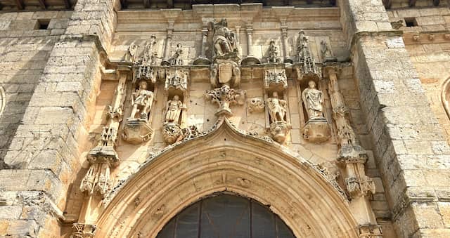 Decoración gótica en una de las puertas de acceso a la Colegiata - Destino Castilla y León