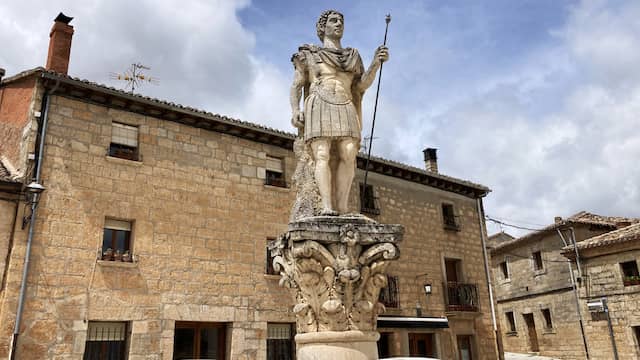 Escultura de Octavio Augusto en Sasamón - Destino Castilla y León