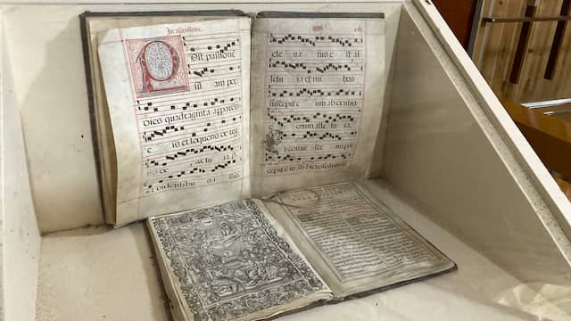 Facsímil de libros históricos en el museo de la Colegiata - Destino Castilla y León