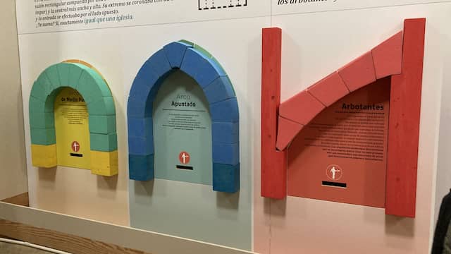 Juego de construcción de arcos medievales de espuma - Destino Castilla y León