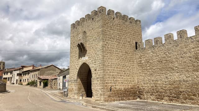 Muralla y arco de entrada de la villa de Sasamón - Destino Castilla y León