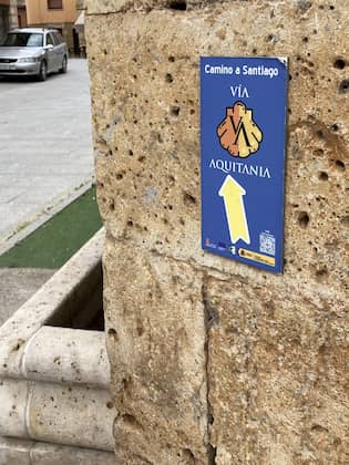 Señalética del Camino de Santiago a su paso por Sasamón - Destino Castilla y León