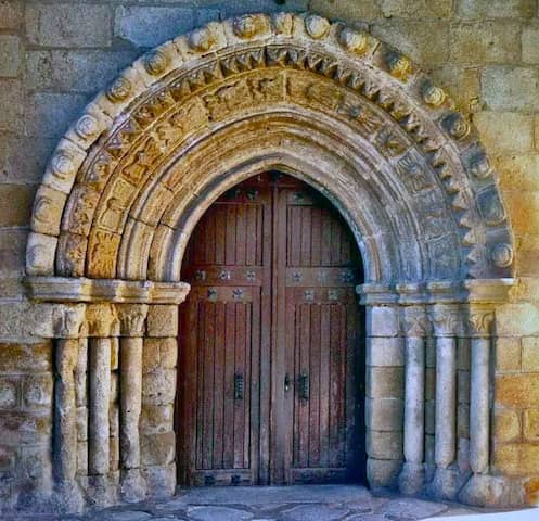 Pórtico de acceso a la Iglesia de Nuestra Señora de la Asunción - Imagen del Ayto. de Fermoselle